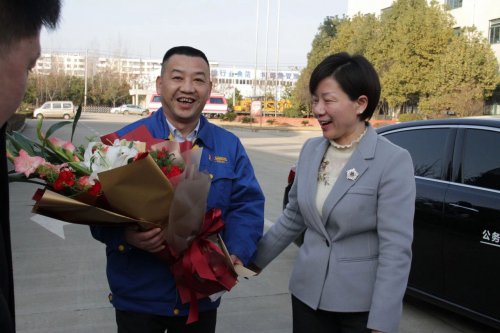 副市长龙小红莅临赢博手机入口新春走访慰问